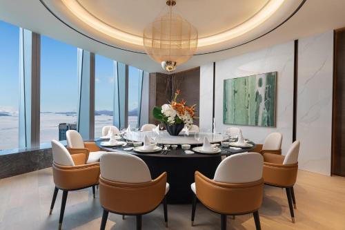 a dining room with a table and chairs at voco Zhoushan Putuo by IHG in Zhoushan