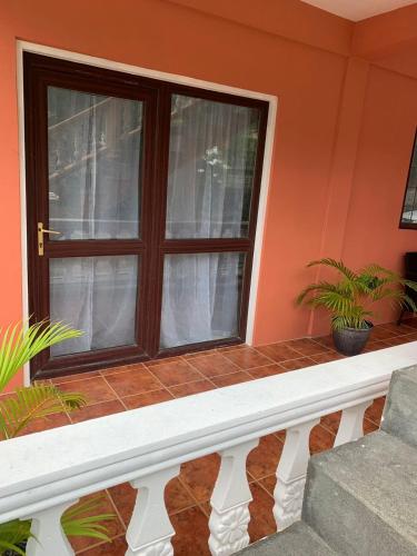 Un balcón o terraza en Spacious Beach house