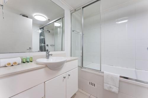 Ένα μπάνιο στο Fiori Apartments