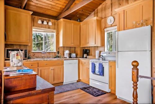 Η κουζίνα ή μικρή κουζίνα στο Cambria Mountain View Retreat