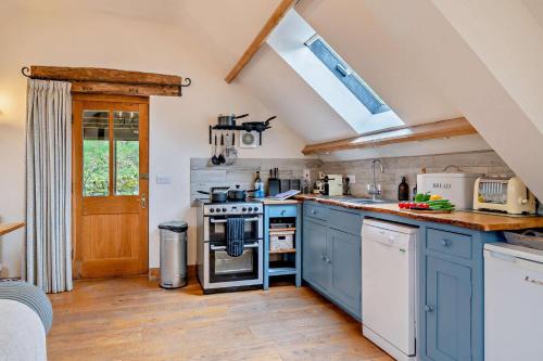 Dapur atau dapur kecil di Llewenau-Draw Farm - The Barn