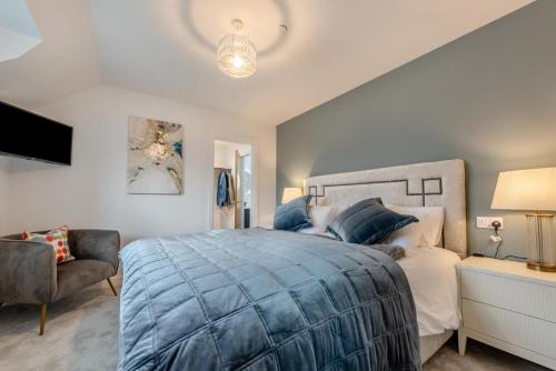 une chambre avec un grand lit et une chaise dans l'établissement Dolfor, à Tremain