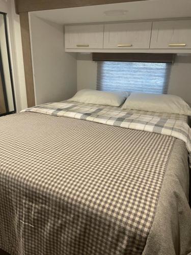 Ένα ή περισσότερα κρεβάτια σε δωμάτιο στο "Glamping" near UA & Mercedes on private property