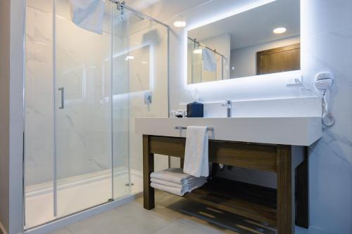 a bathroom with a sink and a shower at Esplendor by Wyndham Los Mochis Country Place in Los Mochis