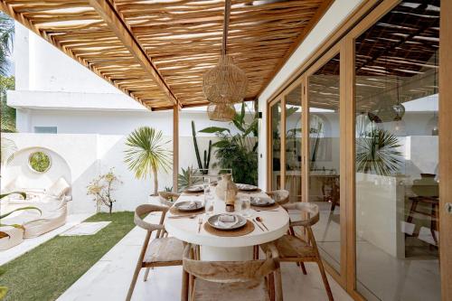 a dining room with a table and chairs at Villa Kerang Sue in Munggu