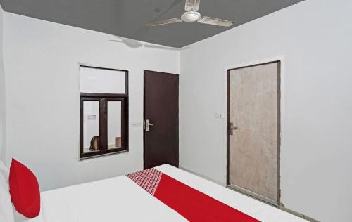 a bedroom with a bed and a ceiling fan at Hotel O Sunrise Villa in New Delhi