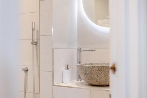 a bathroom with a sink and a mirror at Criol Oast in Shadoxhurst
