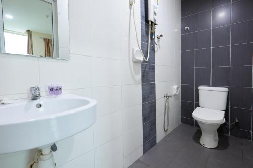 a bathroom with a sink and a toilet and a mirror at Fast Hotel Sri Gombak in Batu Caves