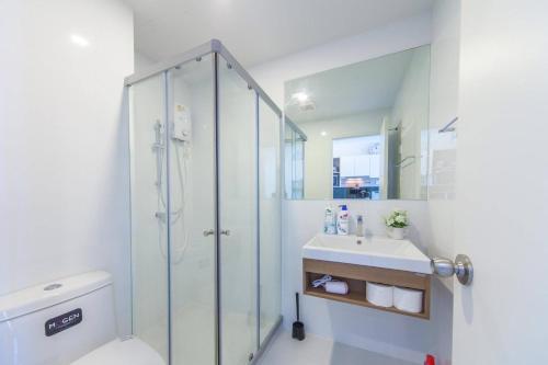 Ένα μπάνιο στο Knightsbridge Duplex Tiwanon by Natcha