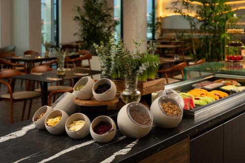 Un buffet con tazones de comida en una mesa. en Crowne Plaza Adelaide Mawson Lakes by IHG, en Adelaida