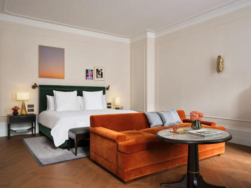 a hotel room with a bed and a couch at Rosewood Vienna in Vienna