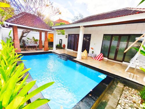 Romantic Private Villas Kuta Baliの敷地内または近くにあるプール