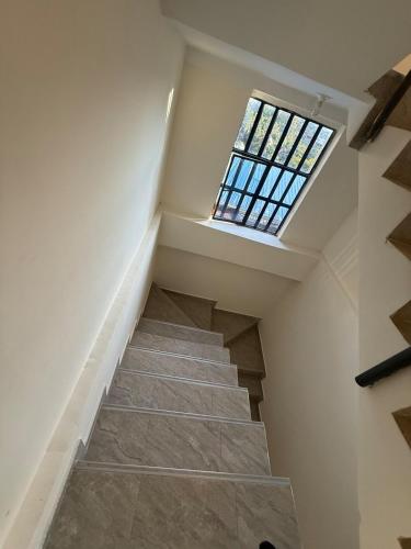 a stairway with a skylight and a window at Amanecer Entre Montañas in Las Granjas