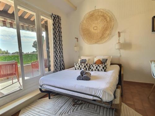 a bedroom with a bed with teddy bears on it at CICADA - Wifi, Clim, Vue Mer, Parking Gratuit in La Ciotat