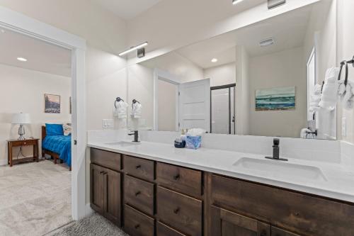 Koupelna v ubytování Deer Forest Bungalow- near golf, paths, dwntwn w/ hot tub & pet friendly