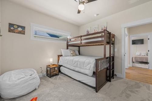 Postel nebo postele na pokoji v ubytování Deer Forest Bungalow- near golf, paths, dwntwn w/ hot tub & pet friendly