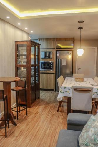 un salon avec une table et une cuisine dans l'établissement Apto no Coração de Criciúma, à Criciúma