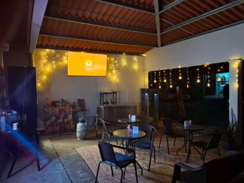 CabraにあるRoom Private in the Panama Cityのテーブルと椅子、壁に照明が備わるレストラン