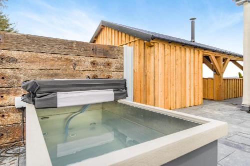Bazén v ubytování 5 Bed in Cyffylliog oc-c32596 nebo v jeho okolí