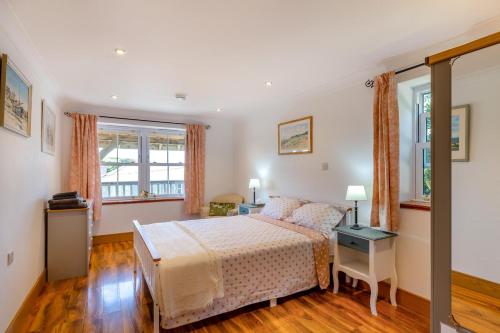 Ένα ή περισσότερα κρεβάτια σε δωμάτιο στο 5 Bed in St. Levan oc-c32547