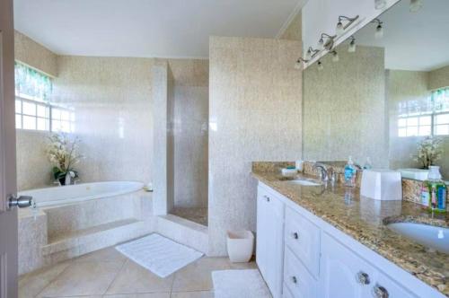 Ένα μπάνιο στο Landsdown House 5bd by ZenBreak