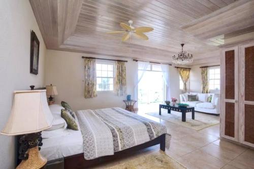 Ένα ή περισσότερα κρεβάτια σε δωμάτιο στο Landsdown House 5bd by ZenBreak