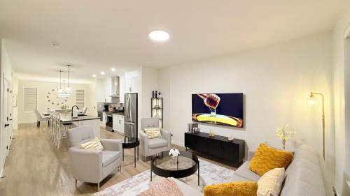 Una sala de estar y una cocina con un sofá y una mesa. en Casa Koko, en Calgary