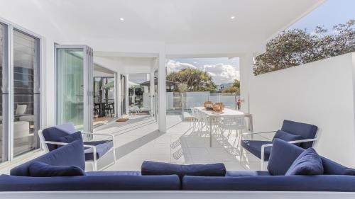 Χώρος καθιστικού στο Noir- Luxury Beachside Home