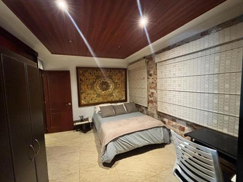 a bedroom with a bed in a room at Apartamento de lujo con sauna a solo 10 minutos del Aeropuerto El Dorado in Bogotá