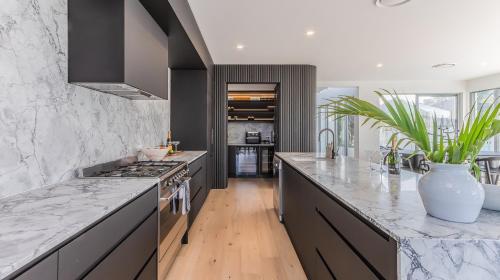 Η κουζίνα ή μικρή κουζίνα στο Noir- Luxury Beachside Home