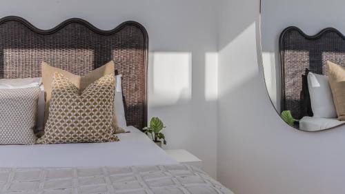 Ένα ή περισσότερα κρεβάτια σε δωμάτιο στο Noir- Luxury Beachside Home