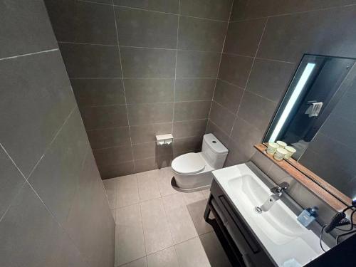 a bathroom with a toilet and a sink at Hanting Hotel Beijing Fangshan Longhu Paradise Walk in Beijing