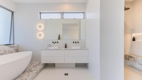 Ένα μπάνιο στο Noir- Luxury Beachside Home