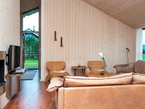 TV a/nebo společenská místnost v ubytování 6 person holiday home in Tarm-By Traum