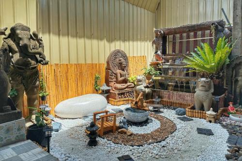 Jardín al aire libre en Baan inta hostel - บ้านอินตาโฮสเทล