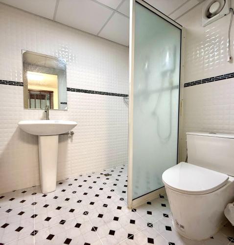 Un baño de Baan inta hostel - บ้านอินตาโฮสเทล