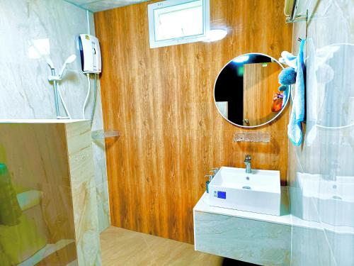 a bathroom with a sink and a mirror at in love รีสอร์ท ผัง 3 เขาใหญ่ in Ban Nong Chaeng