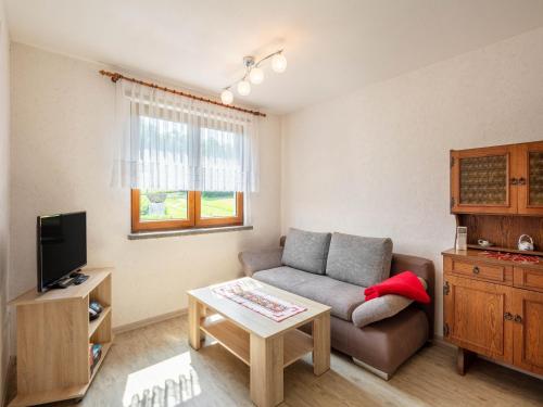 a living room with a couch and a table at Ferienhaus in Thüringen mit Garten in Mosbach