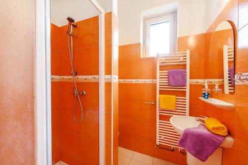 een badkamer met een douche en een wastafel bij Hotel Krasna Vyhlidka in Stachy