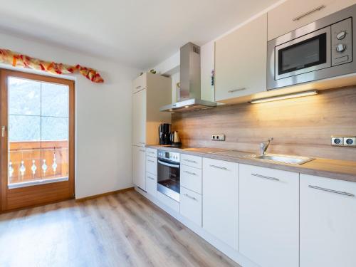 Una cocina o cocineta en Chalet in Wald near Zillertal Ski Area