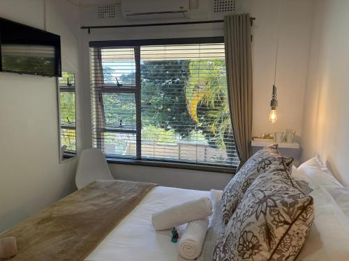 Ένα ή περισσότερα κρεβάτια σε δωμάτιο στο Luxury Upmarket Guesthouse 20 on 4th
