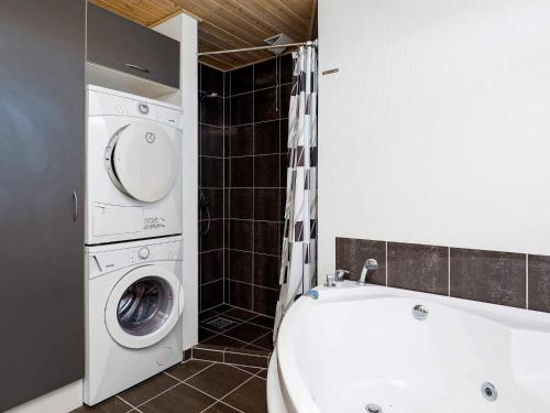Bilik mandi di 6 person holiday home in Ulfborg-By Traum