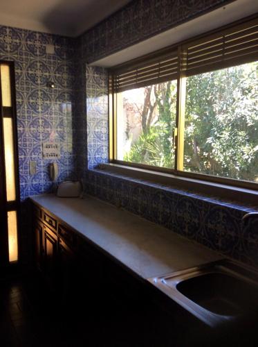 a kitchen with a sink and a window at Casa Dos Oliva in Alcobaça