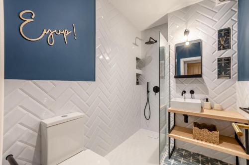 伊尔克利Ilkley Moor View Cottage的带马桶和水槽的浴室