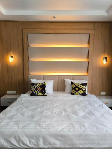 Кровать или кровати в номере Saroy Gardens Hotel