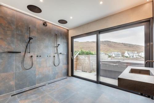 un baño con ducha y lavabo en Combesgate View, en Mortehoe
