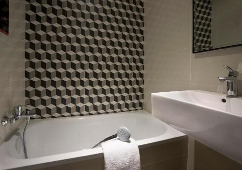 Un baño de Hotel 81 Premier Hollywood