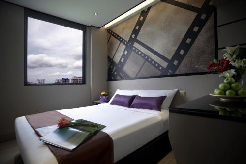 Una cama o camas en una habitación de Hotel 81 Premier Hollywood