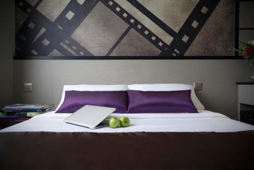 Una cama o camas en una habitación de Hotel 81 Premier Hollywood
