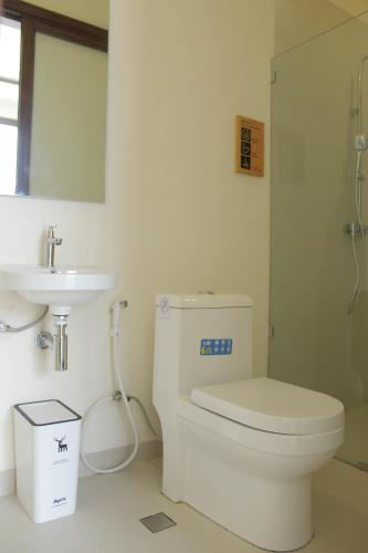 a bathroom with a toilet and a sink at Ramady Guesthouse in Tumbak Bayuh